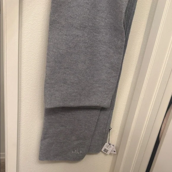 ALO Yoga GRAY wool scarf brand new - Picture 2 of 3
